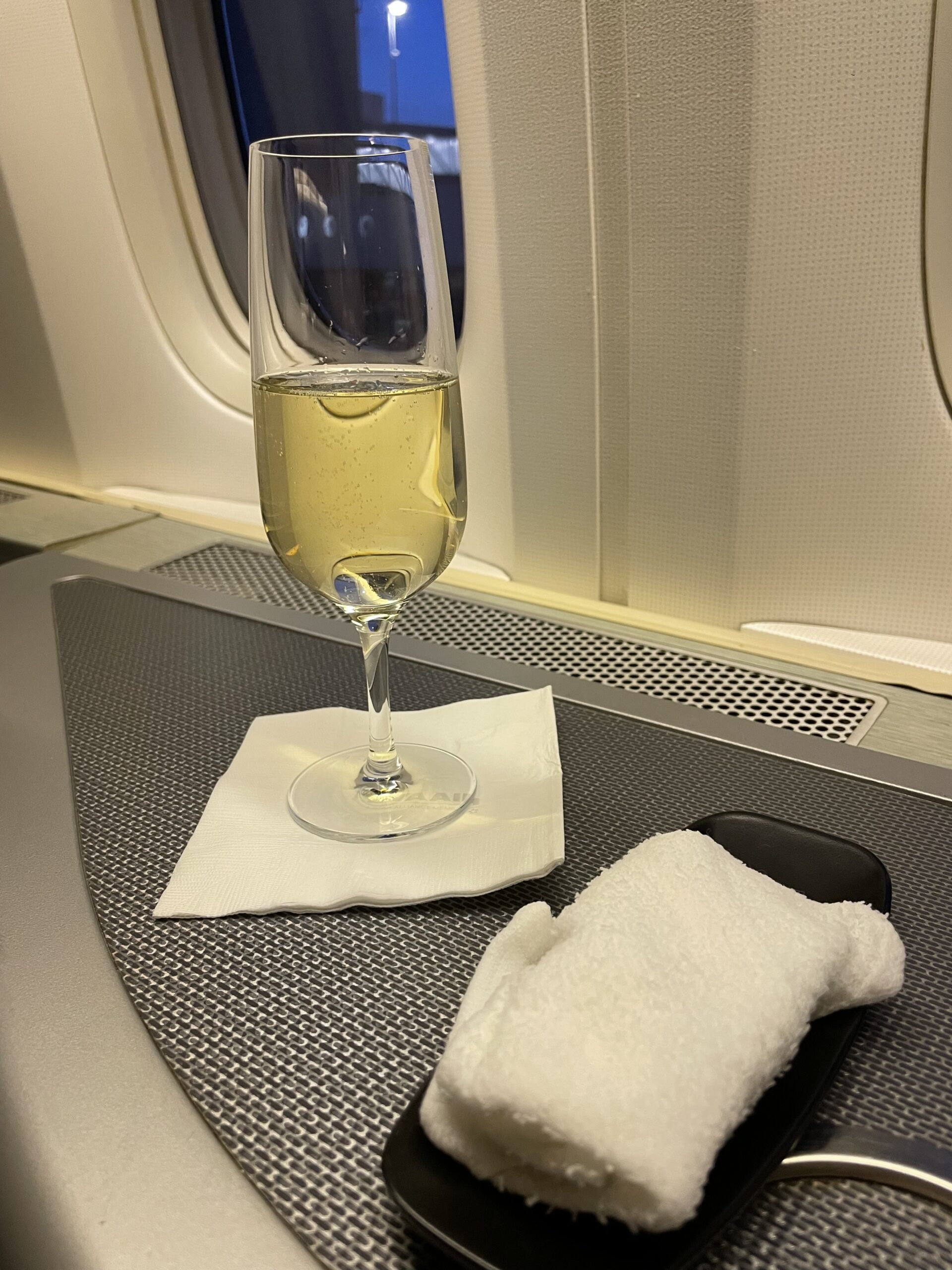 飛行機の窓辺に置かれたグラス