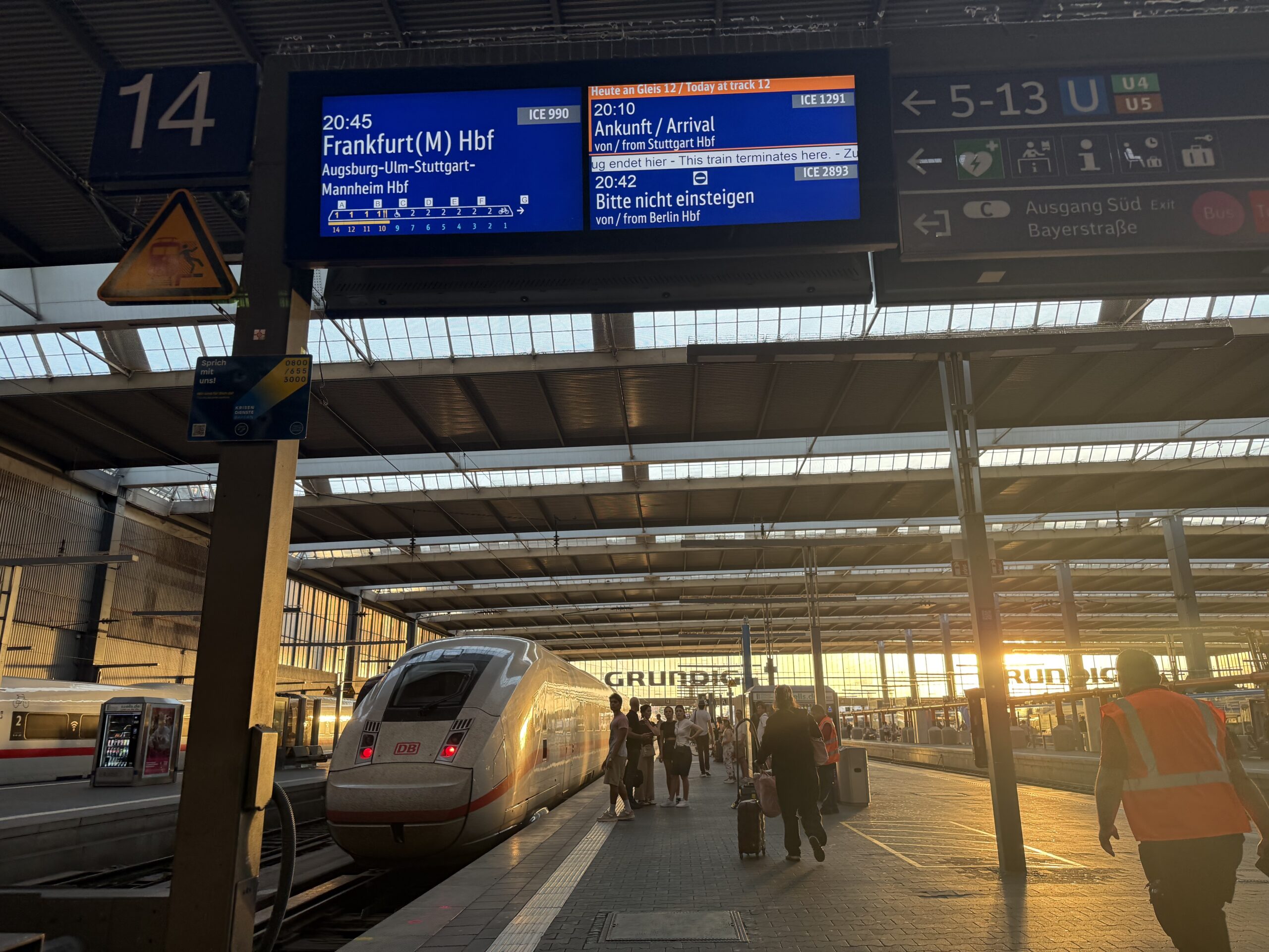 夕日の差し込むドイツの駅と列車。娘との世界一周旅行で撮影